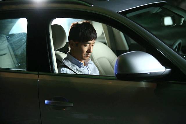 男到中年,为什么一个人坐车里不愿上楼? 职场进化 男到中年,为什么一个人坐车里不愿上楼? 职场进化